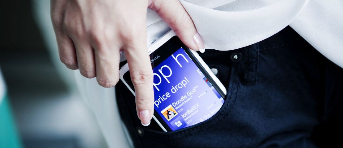 nokia-lumia-800-white-lifestyle-in-pocket.jpg